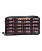 MIU MIUミュウミュウ）の古着「ロゴプレートラウンドファスナーウォレット」｜ブラック×ピンク