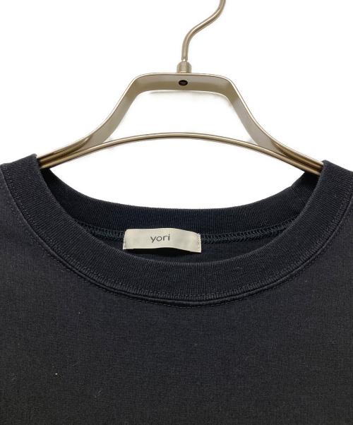 YORI（ヨリ）yori (ヨリ) ヘムラウンドハーフロゴTee ブラック サイズ:FREEの古着・服飾アイテム