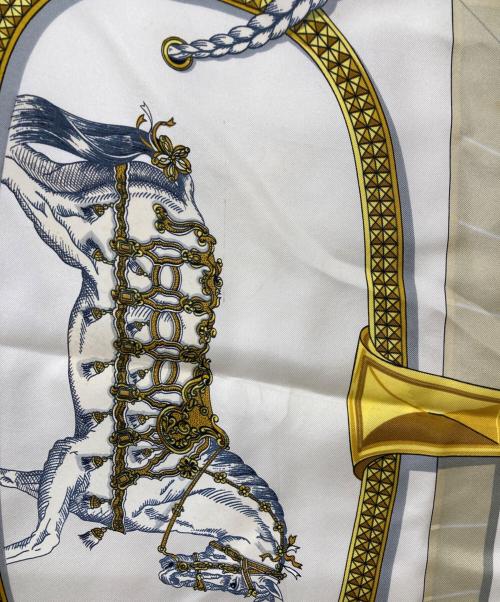 HERMES（エルメス）HERMES (エルメス) カレ90 グランアパラ 盛装の馬 ホワイト×ブルーの古着・服飾アイテム