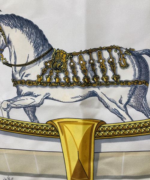 HERMES（エルメス）HERMES (エルメス) カレ90 グランアパラ 盛装の馬 ホワイト×ブルーの古着・服飾アイテム