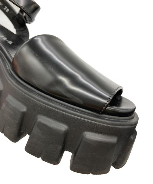 PRADA（プラダ）PRADA (プラダ) モノリスブラッシュドレザーサンダル ブラック サイズ:38の古着・服飾アイテム