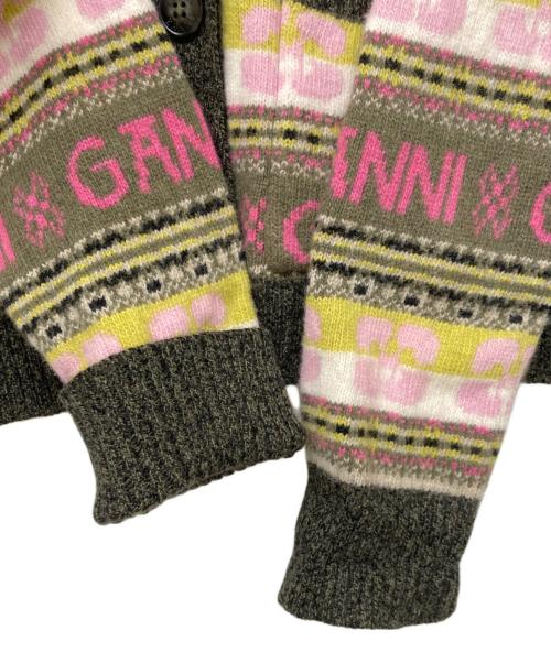GANNI（ガニー）Ganni (ガニー) ウールブレンドマルチロゴニットカーディガン ホワイト×ベージュ サイズ:XSの古着・服飾アイテム