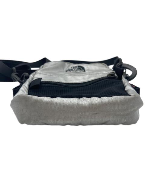 THE NORTH FACE（ザ ノース フェイス）THE NORTH FACE (ザ ノース フェイス) SUPREME (シュプリーム) 18SS Metallic Shoulder Bag シルバー×ブラックの古着・服飾アイテム
