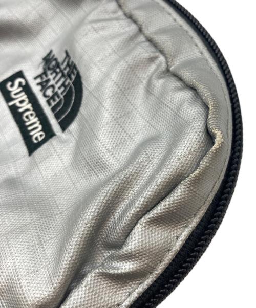 THE NORTH FACE（ザ ノース フェイス）THE NORTH FACE (ザ ノース フェイス) SUPREME (シュプリーム) 18SS Metallic Shoulder Bag シルバー×ブラックの古着・服飾アイテム