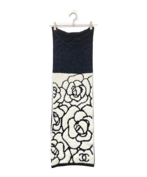 CHANEL（シャネル）CHANEL (シャネル) カシミヤシルクブレンドココマークカメリア大判マフラー ホワイト×ブラックの古着・服飾アイテム