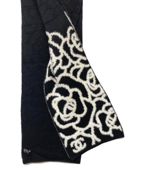 CHANEL（シャネル）CHANEL (シャネル) カシミヤシルクブレンドココマークカメリア大判マフラー ホワイト×ブラックの古着・服飾アイテム