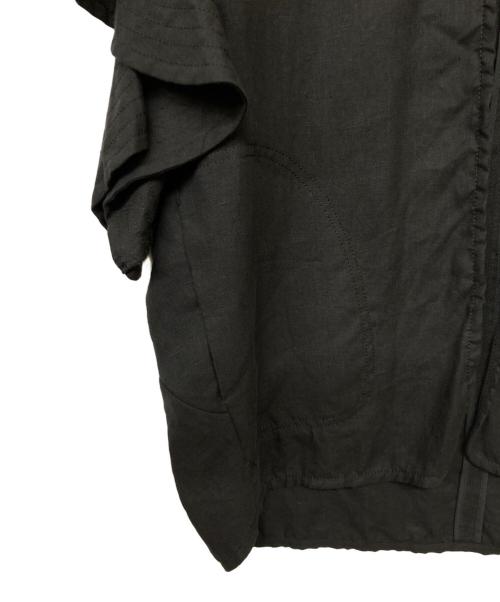 YORI（ヨリ）yori (ヨリ) ステッチリネンフリルジレ ブラック サイズ:Freeの古着・服飾アイテム