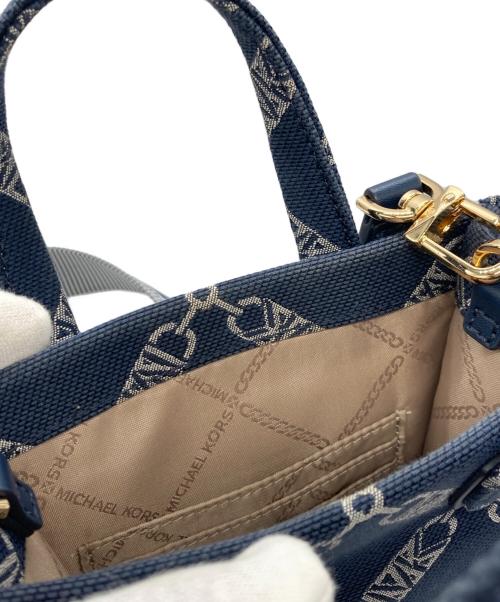 MICHAEL KORS（マイケル・コース）MICHAEL KORS (マイケル・コース) キャンバスショルダーバッグ ネイビー サイズ:-の古着・服飾アイテム