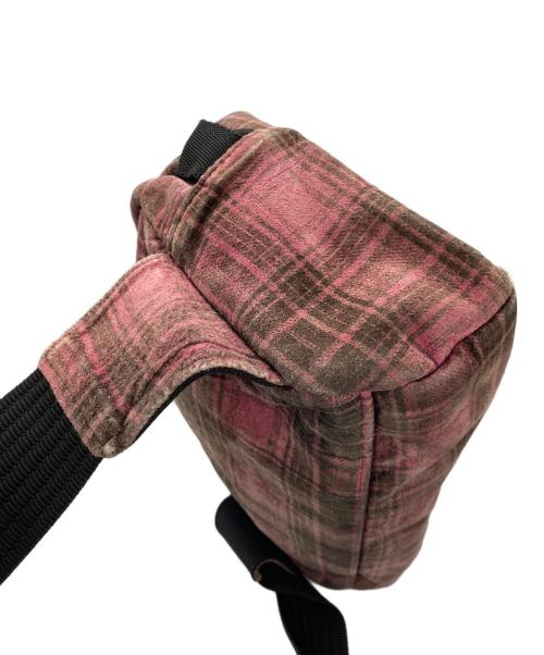 ISAMU KATAYAMA BACKLASH（イサムカタヤマ･バックラッシュ）ISAMU KATAYAMA BACKLASH (イサムカタヤマ・バックラッシュ) ビッグスウェードバッグ ショッキングピンク サイズ:-の古着・服飾アイテム