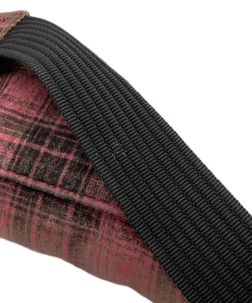 ISAMU KATAYAMA BACKLASH（イサムカタヤマ･バックラッシュ）ISAMU KATAYAMA BACKLASH (イサムカタヤマ・バックラッシュ) ビッグスウェードバッグ ショッキングピンク サイズ:-の古着・服飾アイテム