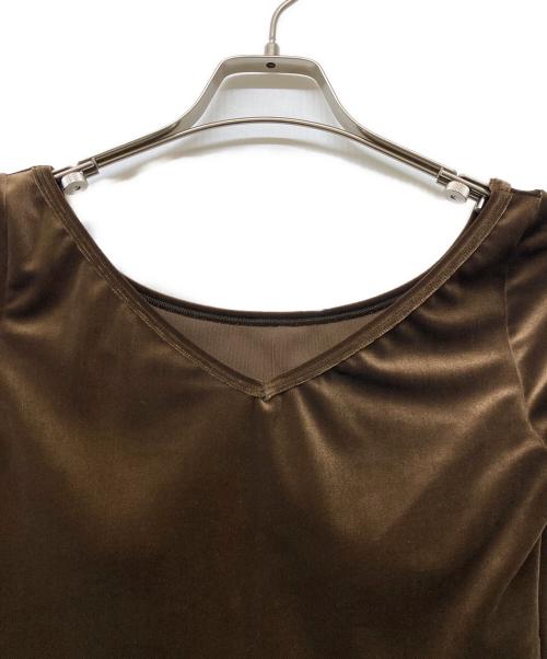 L'AUBE BLANC（ローブ ブラン）L'AUBE BLANC (ローブ ブラン) Sharp Neck Velour Tops ブラウン サイズ:FREE 未使用品の古着・服飾アイテム