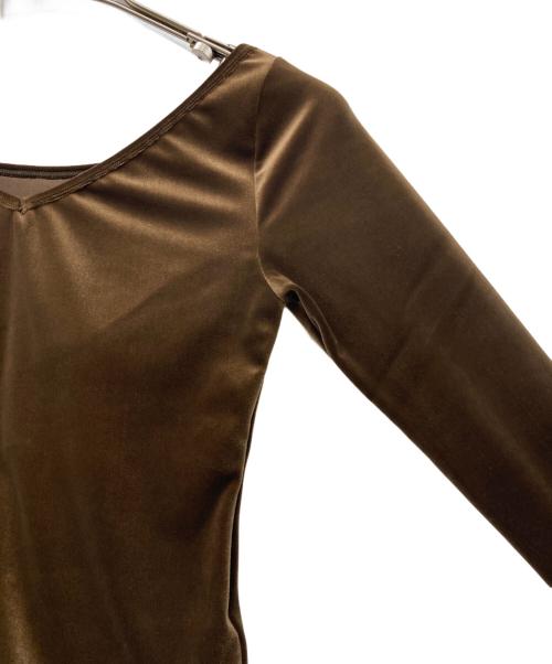 L'AUBE BLANC（ローブ ブラン）L'AUBE BLANC (ローブ ブラン) Sharp Neck Velour Tops ブラウン サイズ:FREE 未使用品の古着・服飾アイテム