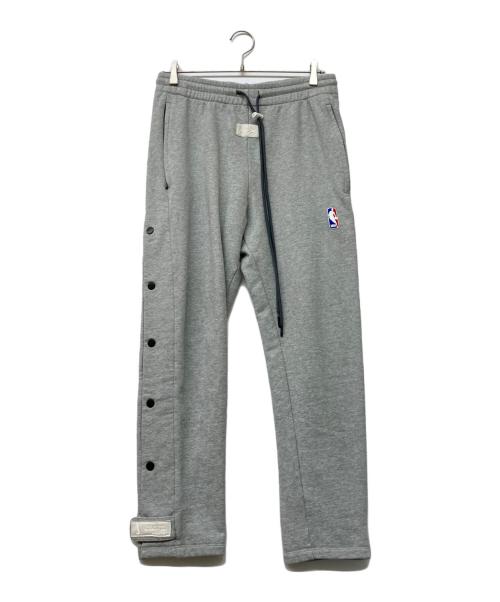 NIKE（ナイキ）NIKE (ナイキ) FEAR OF GOD (フィア・オブ・ゴッド) 18AW Warm Up Pants NBA(チハチエーダブリュー・ウォームアップ・パンツ・エヌビーエー) グレー サイズ:Sの古着・服飾アイテム