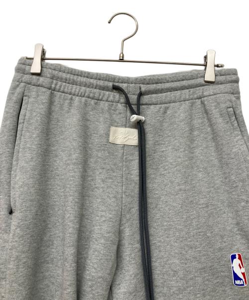 NIKE（ナイキ）NIKE (ナイキ) FEAR OF GOD (フィア・オブ・ゴッド) 18AW Warm Up Pants NBA(チハチエーダブリュー・ウォームアップ・パンツ・エヌビーエー) グレー サイズ:Sの古着・服飾アイテム