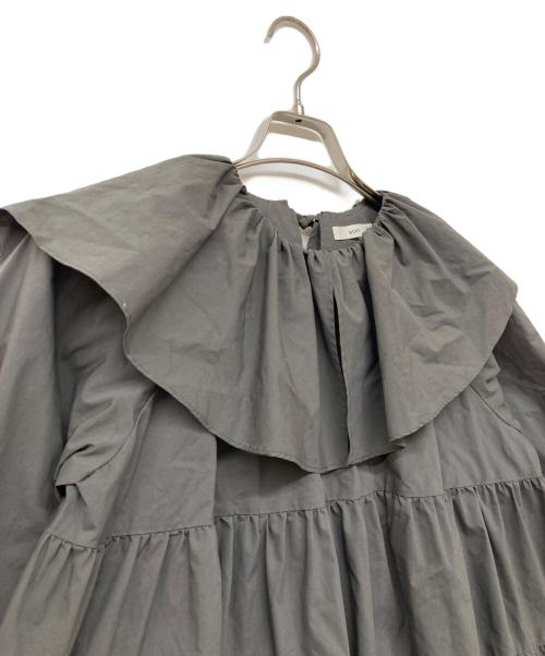 YORI（ヨリ）YORI (ヨリ) フリルカラーティアードブラウス チャコールグレー サイズ:FREEの古着・服飾アイテム
