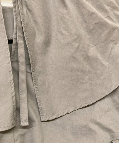 YORI（ヨリ）YORI (ヨリ) フリルカラーティアードブラウス チャコールグレー サイズ:FREEの古着・服飾アイテム