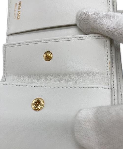 MIU MIU（ミュウミュウ）MIU MIU (ミュウミュウ) クロコ2つ折りコンパクトウォレット イエローの古着・服飾アイテム