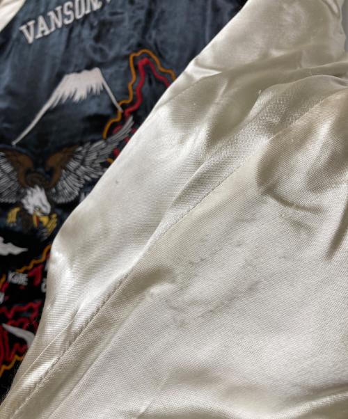 VANSON（バンソン）VANSON (バンソン) T.F.O.A (クローズ&ワースト〜武装戦線〜) リバーシブルサテンスカジャン ホワイト×ブラック サイズ:Lの古着・服飾アイテム