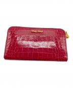 MIU MIUミュウミュウ）の古着「クロコ型押しラウンドファスナーウォレット」｜ショッキングピンク