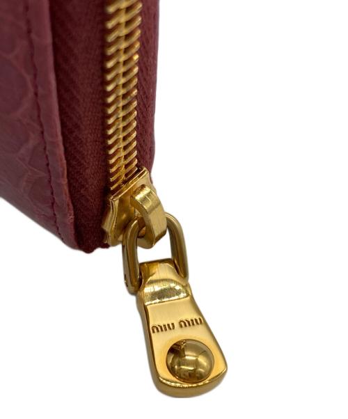 MIU MIU（ミュウミュウ）MIU MIU (ミュウミュウ) クロコ型押しラウンドファスナーウォレット ショッキングピンクの古着・服飾アイテム