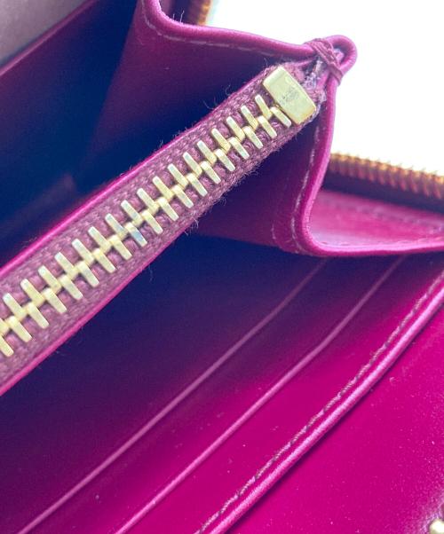 MIU MIU（ミュウミュウ）MIU MIU (ミュウミュウ) クロコ型押しラウンドファスナーウォレット ショッキングピンクの古着・服飾アイテム