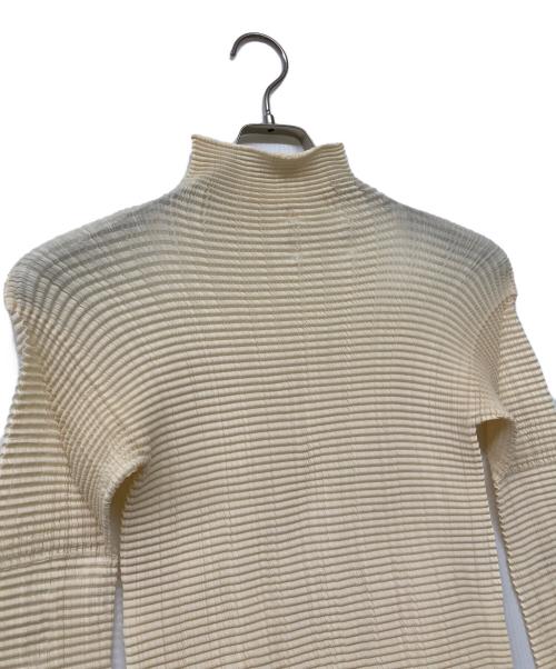 ISSEY MIYAKE（イッセイミヤケ）ISSEY MIYAKE (イッセイミヤケ) ハイネックプリーツカットソー アイボリー サイズ:3の古着・服飾アイテム