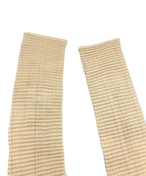 ISSEY MIYAKE（イッセイミヤケ）ISSEY MIYAKE (イッセイミヤケ) ハイネックプリーツカットソー アイボリー サイズ:3の古着・服飾アイテム