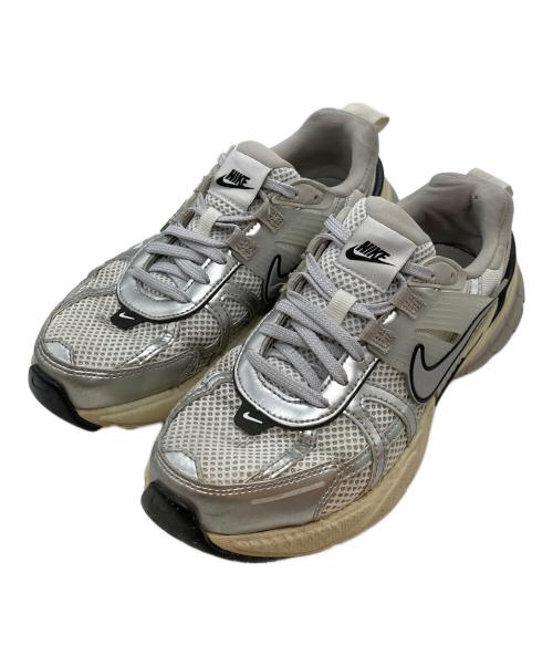 NIKE（ナイキ）NIKE (ナイキ) W V2K RUN SUMMIT WHITE/METALLIC SILVER/ウィメンズ ブイツーケー ラン サミットホワイト / メタリックシルバー ホワイト×ブラック サイズ:25の古着・服飾アイテム