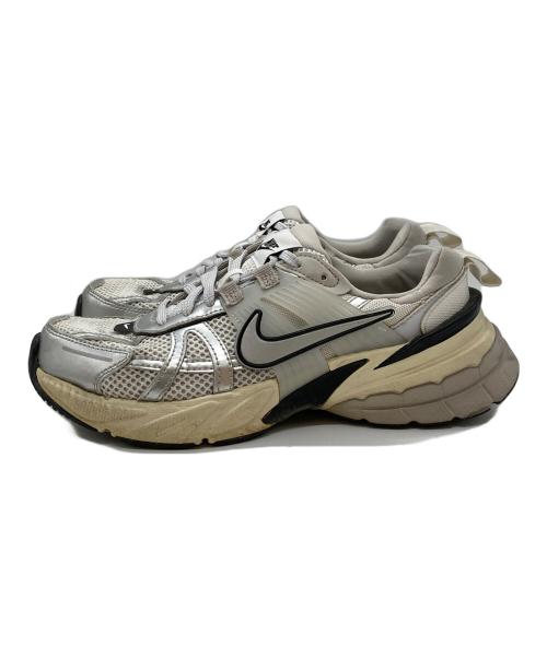 NIKE（ナイキ）NIKE (ナイキ) W V2K RUN SUMMIT WHITE/METALLIC SILVER/ウィメンズ ブイツーケー ラン サミットホワイト / メタリックシルバー ホワイト×ブラック サイズ:25の古着・服飾アイテム