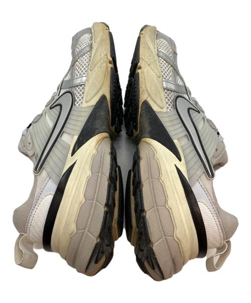 NIKE（ナイキ）NIKE (ナイキ) W V2K RUN SUMMIT WHITE/METALLIC SILVER/ウィメンズ ブイツーケー ラン サミットホワイト / メタリックシルバー ホワイト×ブラック サイズ:25の古着・服飾アイテム