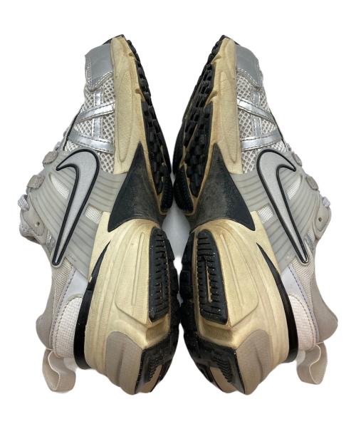 NIKE（ナイキ）NIKE (ナイキ) W V2K RUN SUMMIT WHITE/METALLIC SILVER/ウィメンズ ブイツーケー ラン サミットホワイト / メタリックシルバー ホワイト×ブラック サイズ:25の古着・服飾アイテム