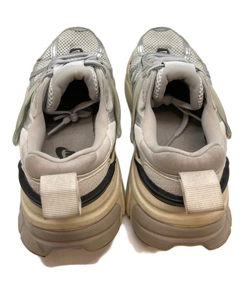 NIKE（ナイキ）NIKE (ナイキ) W V2K RUN SUMMIT WHITE/METALLIC SILVER/ウィメンズ ブイツーケー ラン サミットホワイト / メタリックシルバー ホワイト×ブラック サイズ:25の古着・服飾アイテム