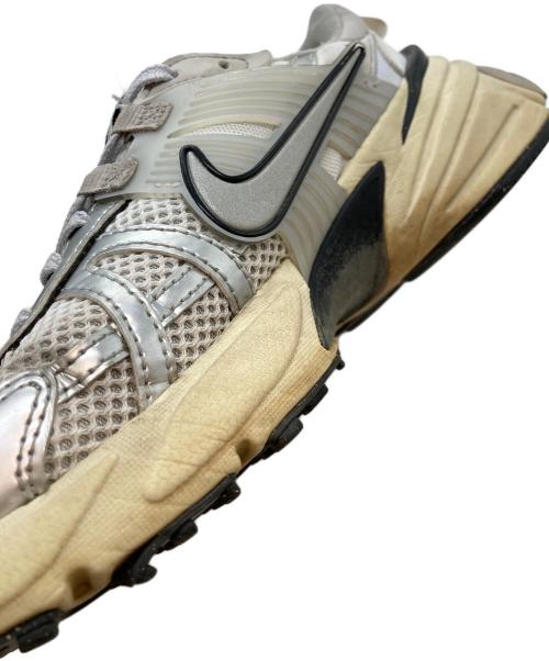 NIKE（ナイキ）NIKE (ナイキ) W V2K RUN SUMMIT WHITE/METALLIC SILVER/ウィメンズ ブイツーケー ラン サミットホワイト / メタリックシルバー ホワイト×ブラック サイズ:25の古着・服飾アイテム