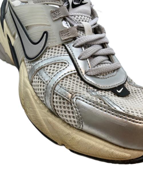 NIKE（ナイキ）NIKE (ナイキ) W V2K RUN SUMMIT WHITE/METALLIC SILVER/ウィメンズ ブイツーケー ラン サミットホワイト / メタリックシルバー ホワイト×ブラック サイズ:25の古着・服飾アイテム
