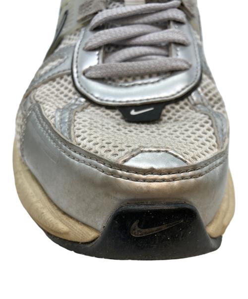 NIKE（ナイキ）NIKE (ナイキ) W V2K RUN SUMMIT WHITE/METALLIC SILVER/ウィメンズ ブイツーケー ラン サミットホワイト / メタリックシルバー ホワイト×ブラック サイズ:25の古着・服飾アイテム