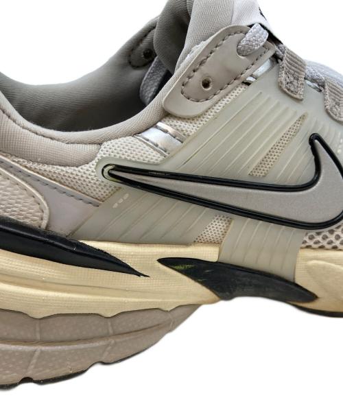 NIKE（ナイキ）NIKE (ナイキ) W V2K RUN SUMMIT WHITE/METALLIC SILVER/ウィメンズ ブイツーケー ラン サミットホワイト / メタリックシルバー ホワイト×ブラック サイズ:25の古着・服飾アイテム