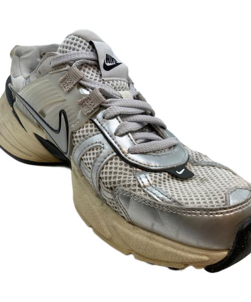 NIKE（ナイキ）NIKE (ナイキ) W V2K RUN SUMMIT WHITE/METALLIC SILVER/ウィメンズ ブイツーケー ラン サミットホワイト / メタリックシルバー ホワイト×ブラック サイズ:25の古着・服飾アイテム