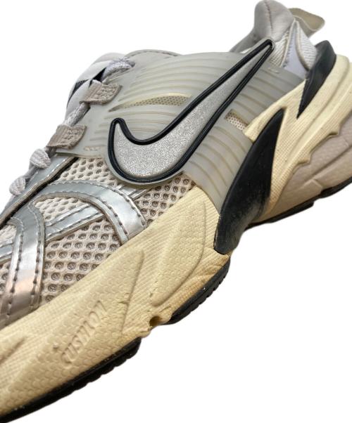 NIKE（ナイキ）NIKE (ナイキ) W V2K RUN SUMMIT WHITE/METALLIC SILVER/ウィメンズ ブイツーケー ラン サミットホワイト / メタリックシルバー ホワイト×ブラック サイズ:25の古着・服飾アイテム