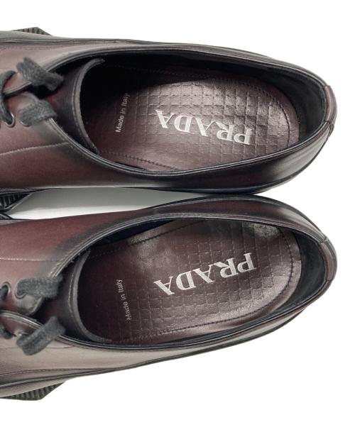 PRADA（プラダ）PRADA (プラダ) ブラッシュドレザー ダービーシューズ ブラウン×ブラック サイズ:SIZE 9の古着・服飾アイテム