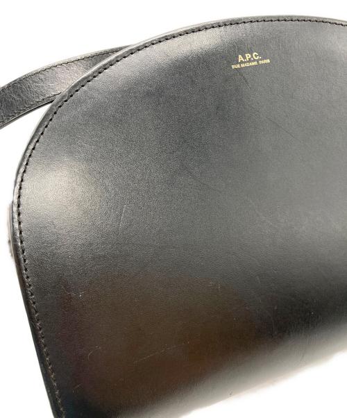 A.P.C.（アーペーセー）A.P.C. (アーペーセー) ハーフムーンショルダーバッグ ブラックの古着・服飾アイテム