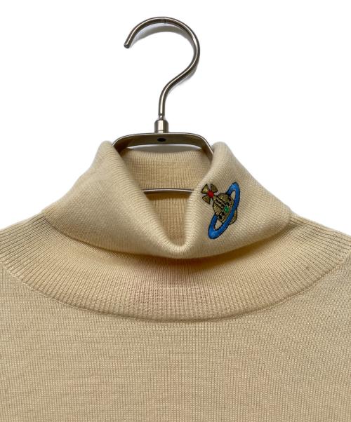 Vivienne Westwood RED LABEL（ヴィヴィアンウエストウッドレッドレーベル）Vivienne Westwood RED LABEL (ヴィヴィアンウエストウッドレッドレーベル) オーブ刺繍ハイネックニット ベージュ サイズ:sizeSの古着・服飾アイテム
