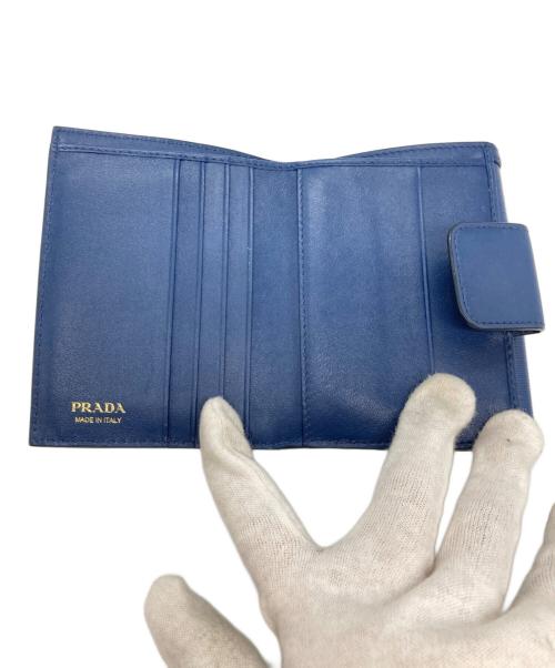 PRADA（プラダ）PRADA (プラダ) ロゴプレートサフィアーノコンパクトウォレット ブルーの古着・服飾アイテム