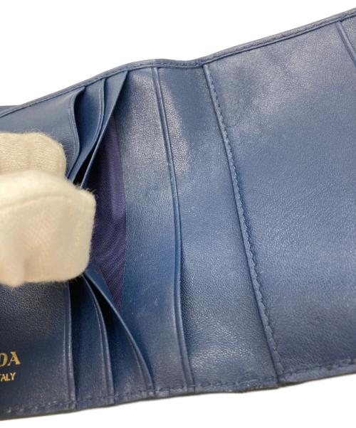 PRADA（プラダ）PRADA (プラダ) ロゴプレートサフィアーノコンパクトウォレット ブルーの古着・服飾アイテム