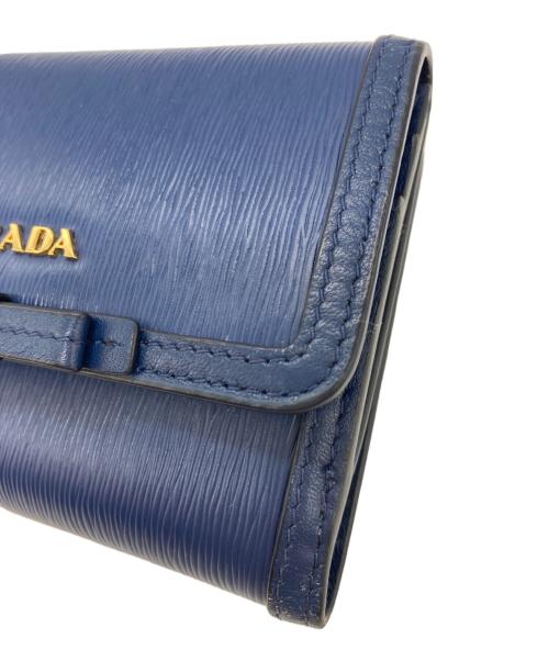 PRADA（プラダ）PRADA (プラダ) ロゴプレートサフィアーノコンパクトウォレット ブルーの古着・服飾アイテム