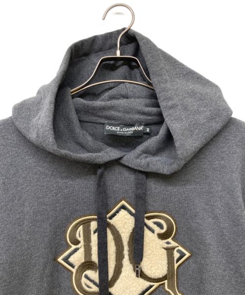 DOLCE & GABBANA（ドルチェ＆ガッバーナ）DOLCE & GABBANA (ドルチェ＆ガッバーナ) ビッグDGロゴ刺繍ワッペンプルオーバー裏毛スウェットパーカー グレー サイズ:size44の古着・服飾アイテム