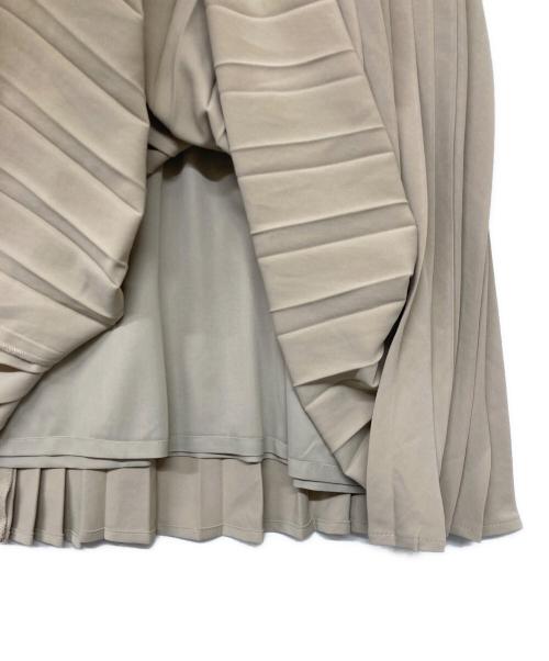 L'AUBE BLANC（ローブ ブラン）L'AUBE BLANC 25SS Powder Satin Pleats Tiered Skirt(トゥエンティファイブ・エスエス・パウダー・サテン・プリーツ・ティアード・スカート) ベージュ サイズ:SIZE S 未使用品の古着・服飾アイテム