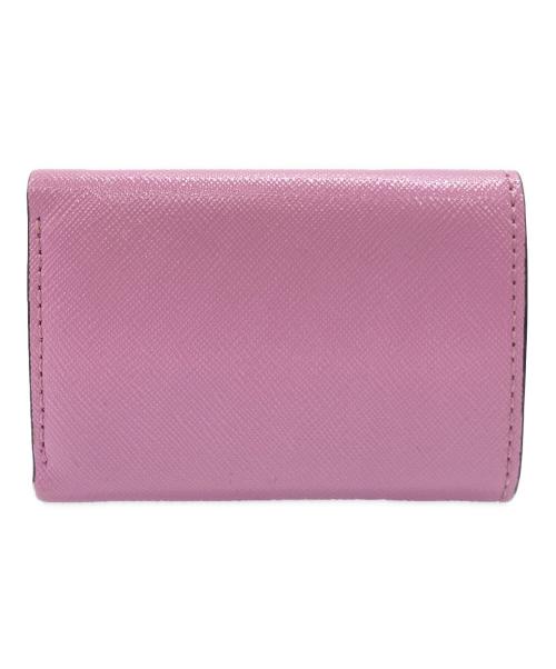 MARC JACOBS（マークジェイコブス）MARC JACOBS (マークジェイコブス) THE SNAPSHOT DTM MINI TRIFOLD ワインレッド×ピンクの古着・服飾アイテム