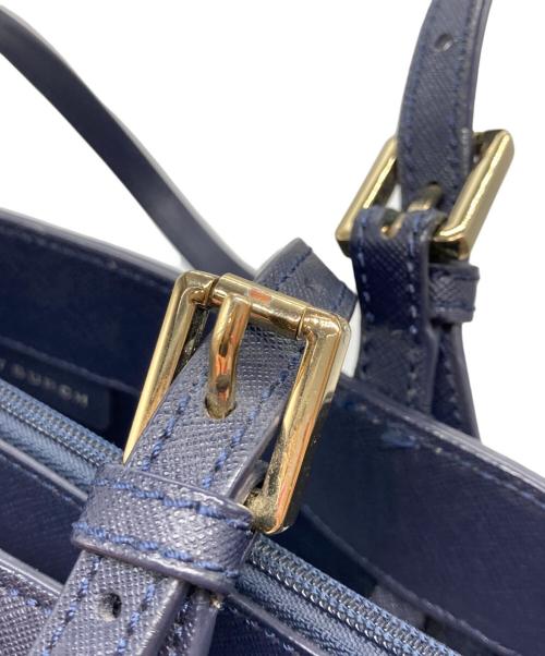 TORY BURCH（トリーバーチ）TORY BURCH (トリーバーチ) YORK SMALL TOP-ZIP BUCKLE TOTE(ヨーク・スモール・トップジップ・バックル・トート) ネイビーの古着・服飾アイテム
