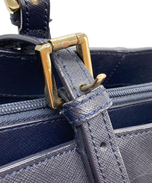TORY BURCH（トリーバーチ）TORY BURCH (トリーバーチ) YORK SMALL TOP-ZIP BUCKLE TOTE(ヨーク・スモール・トップジップ・バックル・トート) ネイビーの古着・服飾アイテム