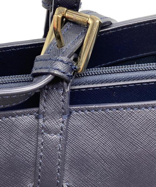 TORY BURCH（トリーバーチ）TORY BURCH (トリーバーチ) YORK SMALL TOP-ZIP BUCKLE TOTE(ヨーク・スモール・トップジップ・バックル・トート) ネイビーの古着・服飾アイテム